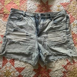 Women’s American Eagle Distressed Mom Short in Size 12